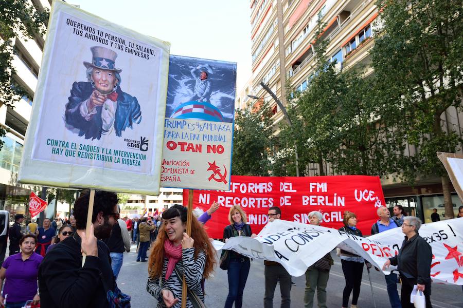 Varios miles de manifestantes salen a la calle en Murcia y Cartagena para reclamar igualdad, mejor empleo, mayores salarios y pensiones dignas en el día de la celebración del Primero de Mayo