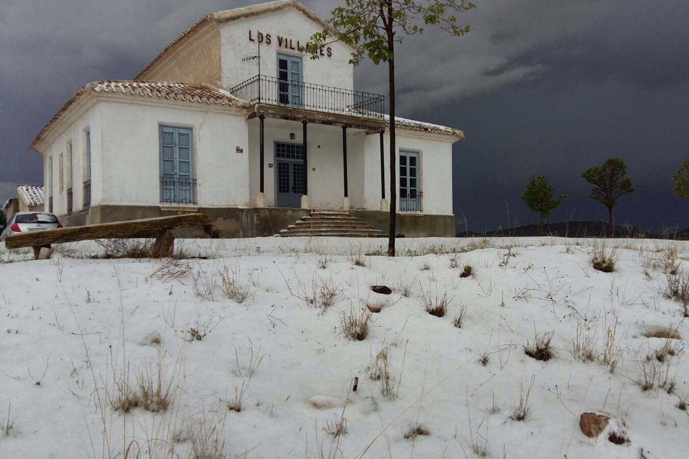 Una nevada sorprendió este martes las tierras interiores de Lorca. La Casa de Los Villares, en Zarcilla de Ramos, quedó cubierta de nieve. El granizo también hizo aparición.