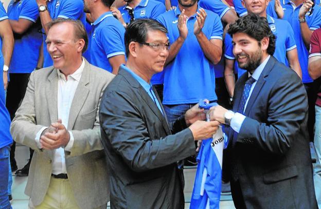 Genbao, con Romeu a la izquierda, entrega una camiseta del Lorca FC a López Miras, tras el ascenso del equipo a Segunda División, en mayo de 2017.