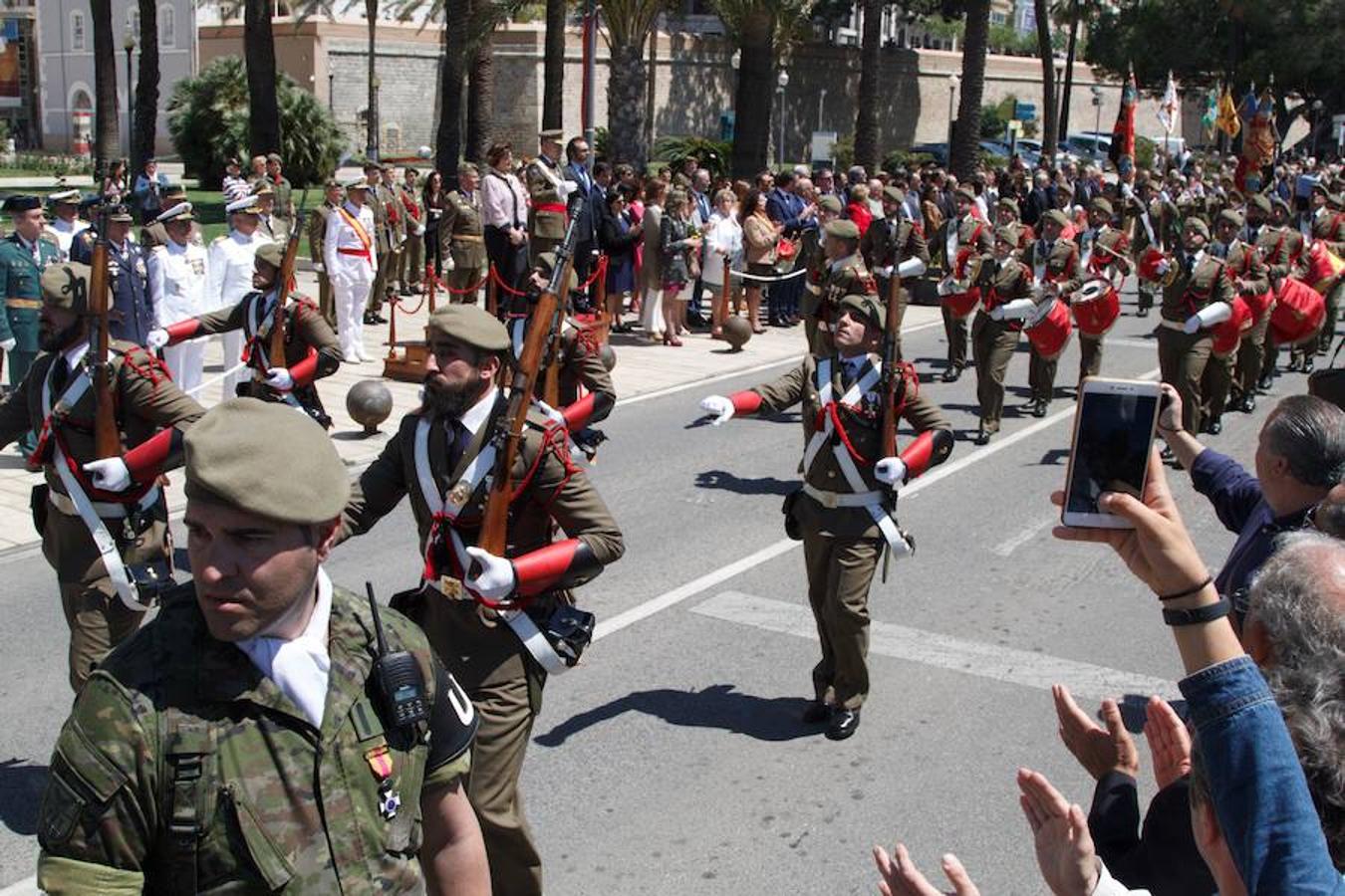 Desfiles, jura de bandera y pólvra para honrar a los héroes artilleros