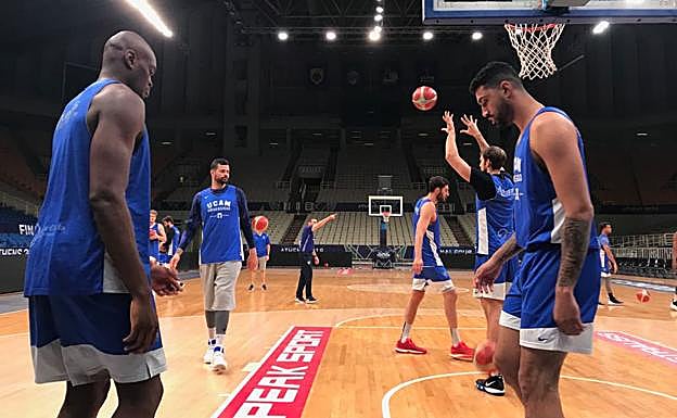 Entrenamiento del UCAM en el estadio OAKA.