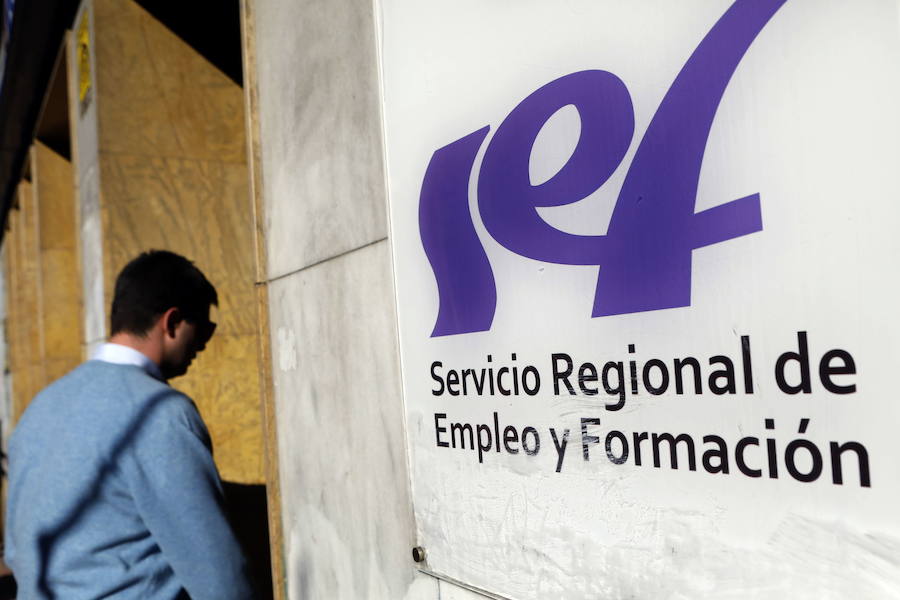 Un hombre entra en una oficina del SEF. 