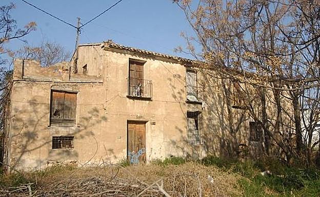 Estado ruinoso que presenta en la actualidad el antiguo Molino Alfatego, situado sobre la acequia del mismo nombre 