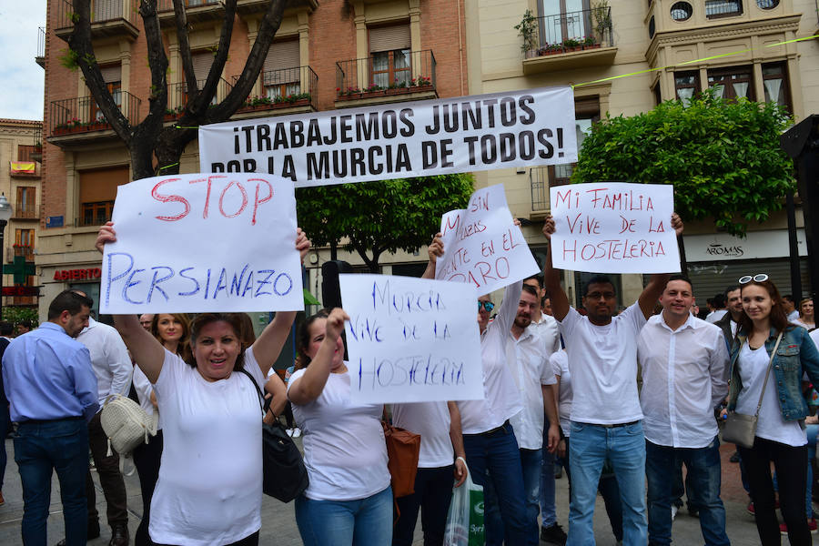 Cientos de trabajadores del sector de la hostelería se manifestaron en Santa Catalina bajo el lema «¡Trabajemos juntos por la Murcia de todos!»