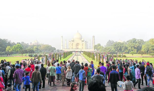 No es fácil sentirse solo ante el Taj Mahal, la mayor parte de los días cerca de 70.000 personas visitan el famoso mausoleo.