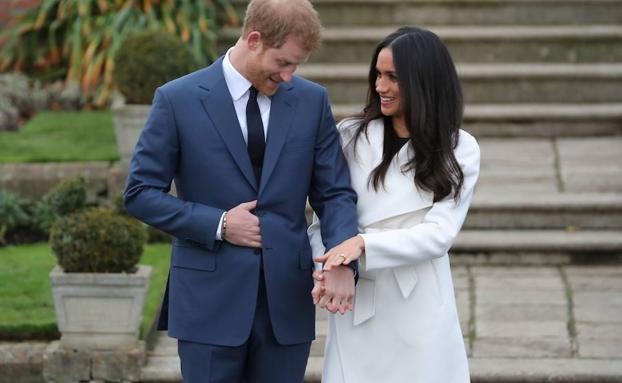 Meghan Markle (d) acompaña al príncipe Harry. 