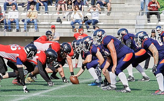 Lance del partido disputado este sábado en el José Barnés.