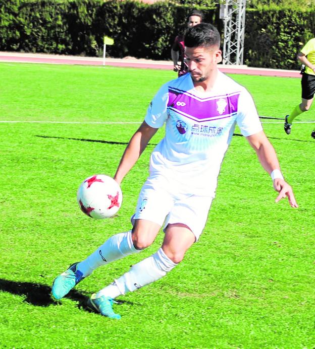 Caye Quintana, autor de los dos goles del Jumilla, en acción.