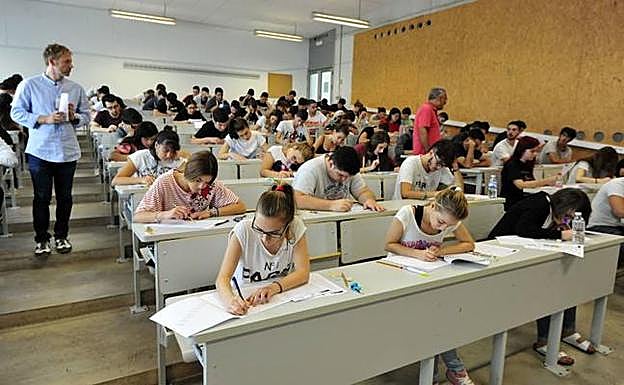 Un grupo de estudiantes realizan la Selectividad durante la última convocatoria de las pruebas celebrada en Murcia.