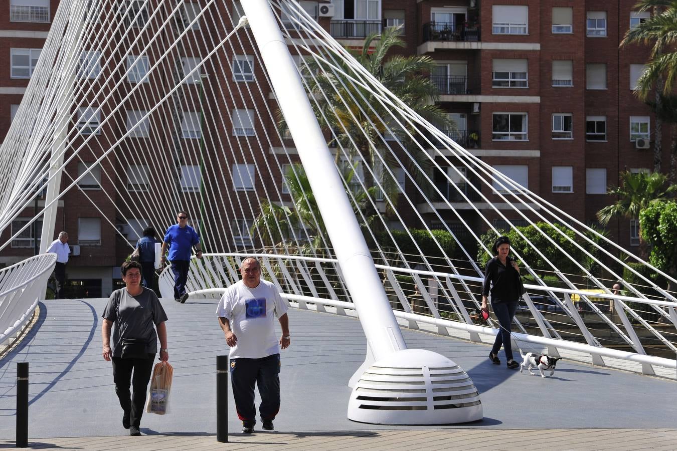 La pasarela Jorge Manrique, la que une el barrio de Vistabella y el Infante, que estaba en obras para eliminar los cristales de la base y sustituirlos por un pavimento más seguro, volvió ayer a abrirse tras las mejoras realizadas en la estructura