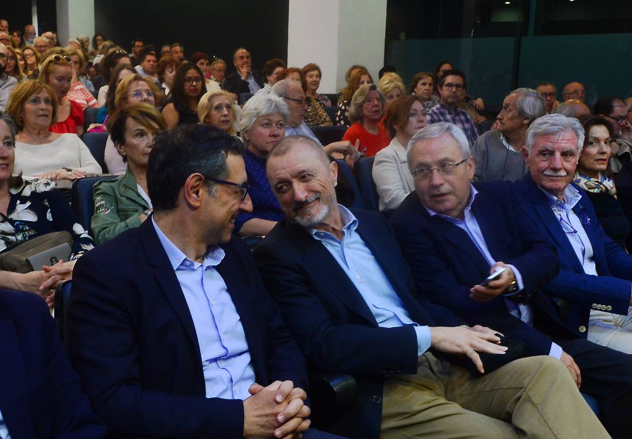 Centenares de personas compartieron con el escritor cartagenero esta celebración abarrotando el salón de actos del Aula de Cultura de la Fundación Cajamurcia, en Murcia, para escuchar las reflexiones del autor sobre este 'best seller'