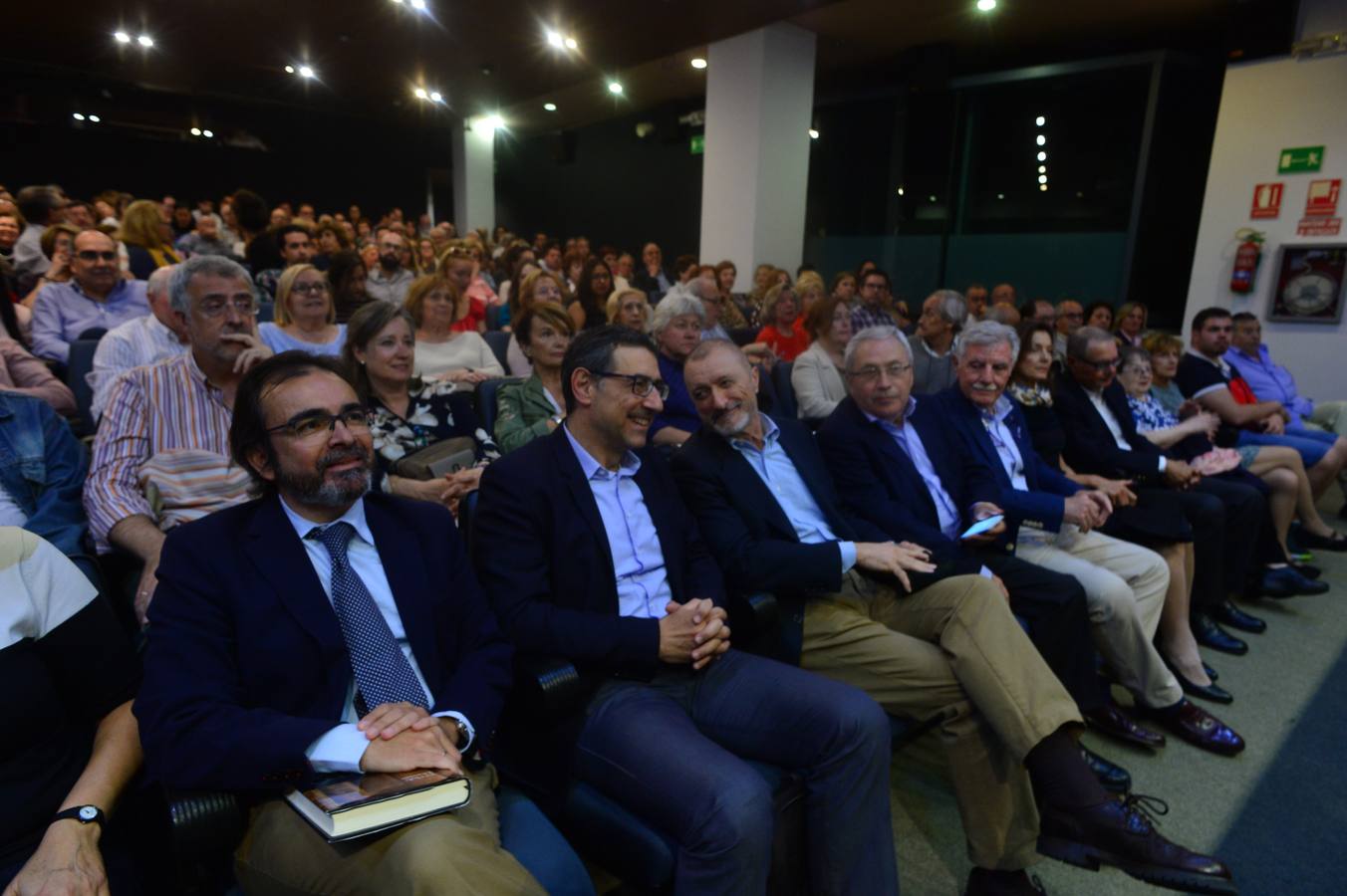 Centenares de personas compartieron con el escritor cartagenero esta celebración abarrotando el salón de actos del Aula de Cultura de la Fundación Cajamurcia, en Murcia, para escuchar las reflexiones del autor sobre este 'best seller'