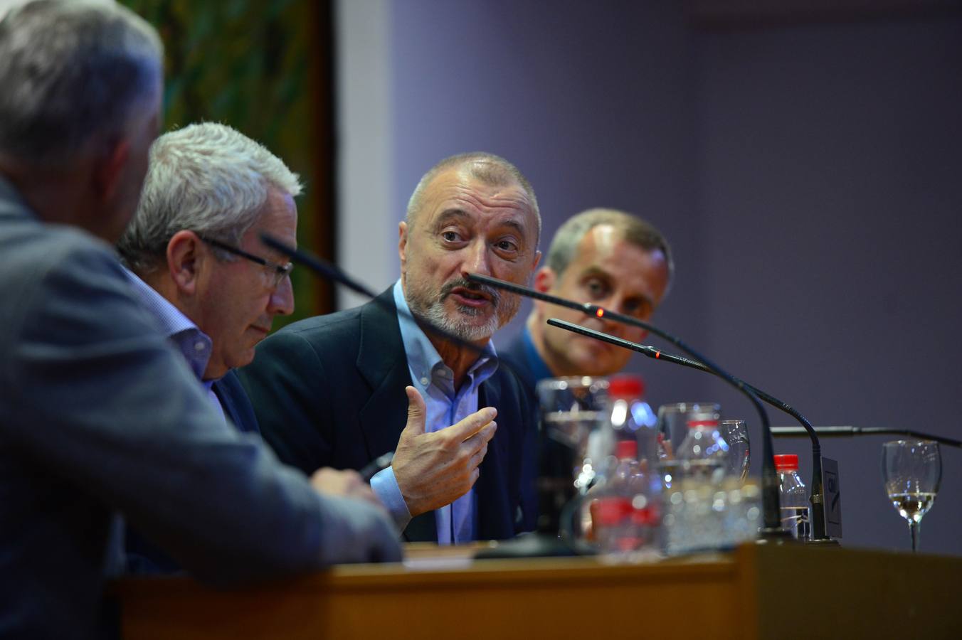 Centenares de personas compartieron con el escritor cartagenero esta celebración abarrotando el salón de actos del Aula de Cultura de la Fundación Cajamurcia, en Murcia, para escuchar las reflexiones del autor sobre este 'best seller'
