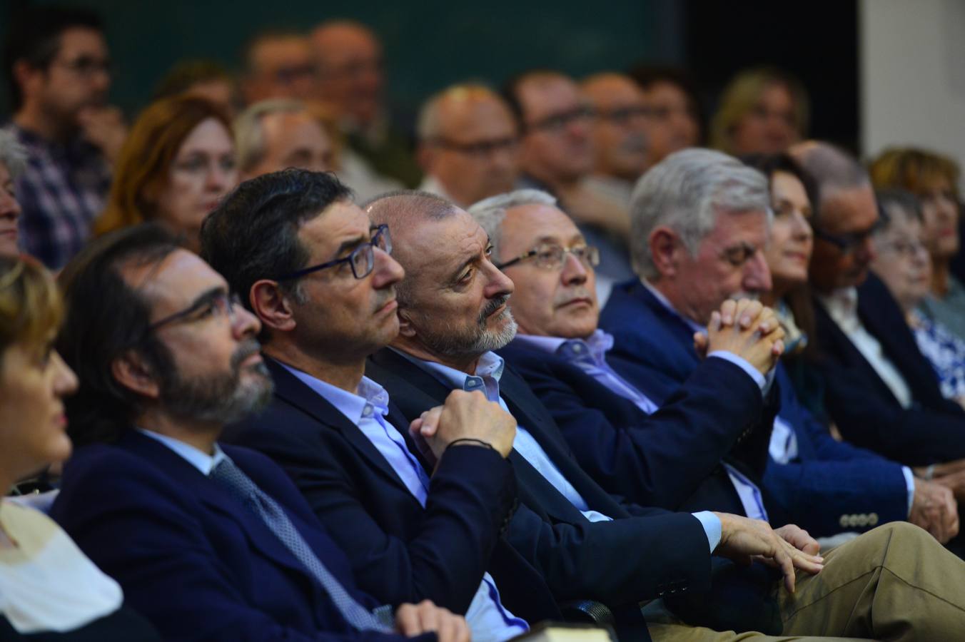 Centenares de personas compartieron con el escritor cartagenero esta celebración abarrotando el salón de actos del Aula de Cultura de la Fundación Cajamurcia, en Murcia, para escuchar las reflexiones del autor sobre este 'best seller'