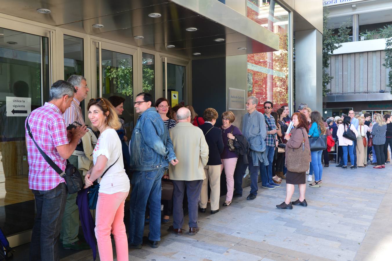 Centenares de personas compartieron con el escritor cartagenero esta celebración abarrotando el salón de actos del Aula de Cultura de la Fundación Cajamurcia, en Murcia, para escuchar las reflexiones del autor sobre este 'best seller'