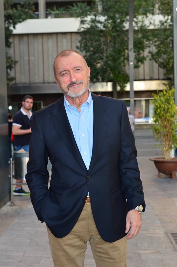 Centenares de personas compartieron con el escritor cartagenero esta celebración abarrotando el salón de actos del Aula de Cultura de la Fundación Cajamurcia, en Murcia, para escuchar las reflexiones del autor sobre este 'best seller'