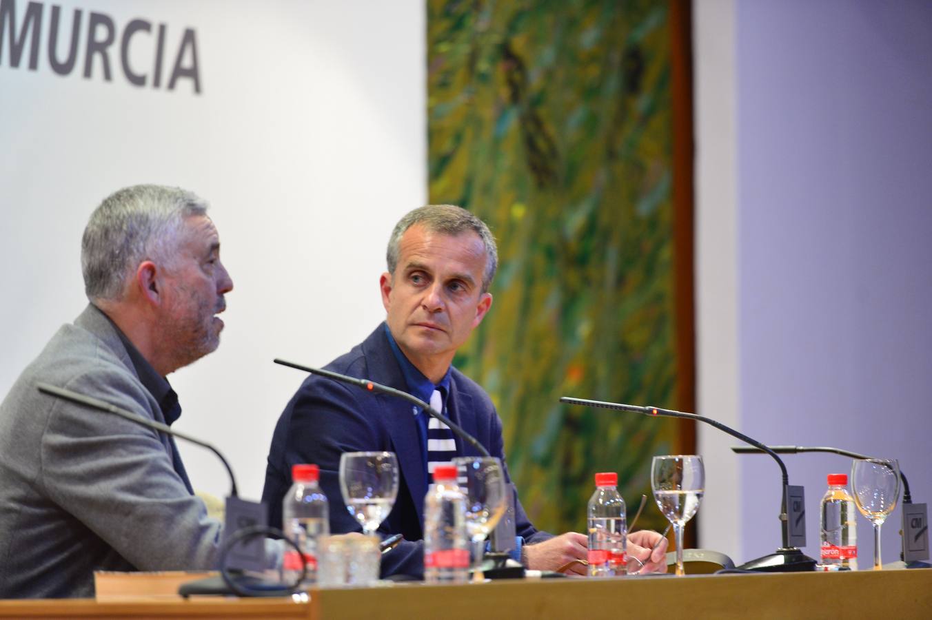 Centenares de personas compartieron con el escritor cartagenero esta celebración abarrotando el salón de actos del Aula de Cultura de la Fundación Cajamurcia, en Murcia, para escuchar las reflexiones del autor sobre este 'best seller'