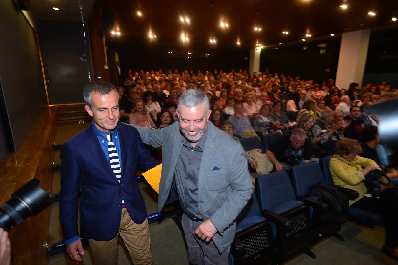 Centenares de personas compartieron con el escritor cartagenero esta celebración abarrotando el salón de actos del Aula de Cultura de la Fundación Cajamurcia, en Murcia, para escuchar las reflexiones del autor sobre este 'best seller'