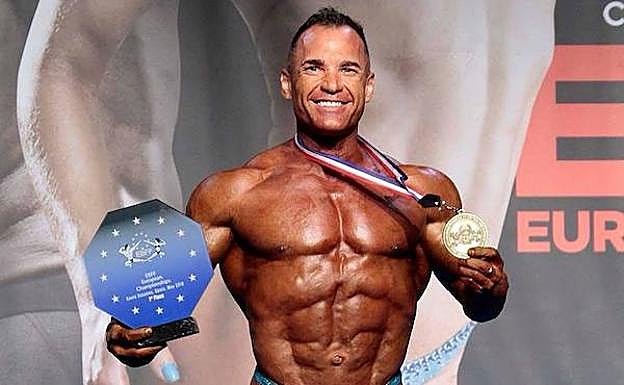 Pedro J. Villa posa con el título de campeón de Europa de fisioculturismo.