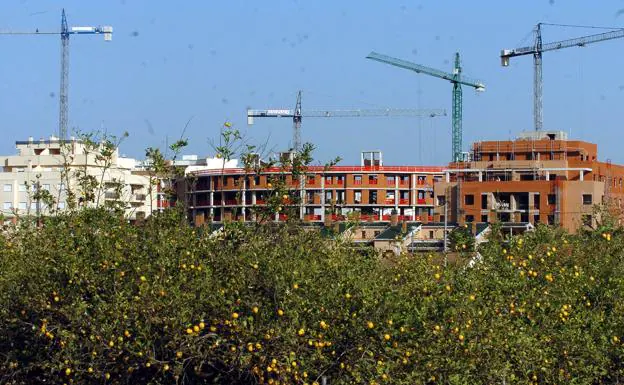Construcción de un bloque de viviendas en una zona de huerta en 2007.