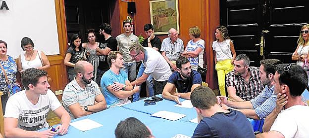 Reunión que mantuvieron algunos de los aspirantes a las 30 plazas de bomberos, el pasado mes de julio, con el concejal Pepe Guillén y técnicos municipales.