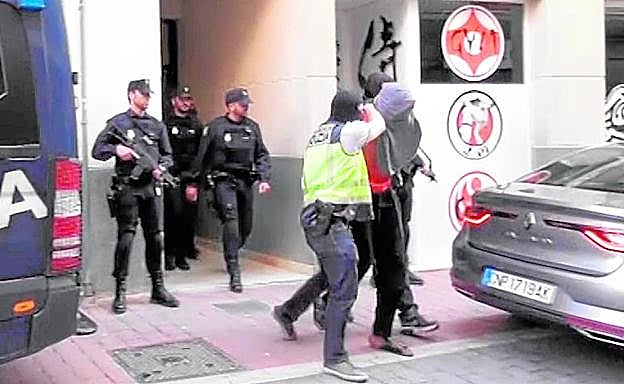 Agentes de la Comisaría general de Información custodian al senegalés sospechoso de pertenecer al Daesh, ayer en Lorca.