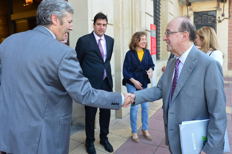 El Palacio del Almudí de Murcia acoge la segunda edición de una cita que busca analizar las relaciones entre España y Latinoamérica. 