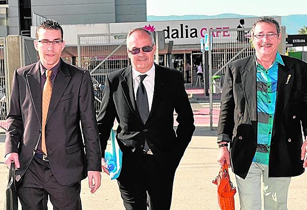 Joaquín Peñalver, en el centro, con los abogados Raúl Pardo-Geijo Ruiz y José Pardo-Geijo, a su llegada al juzgado.