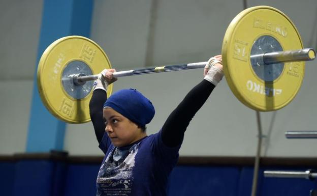La halterófila egipcia Sara Samir, durante un entrenamiento.