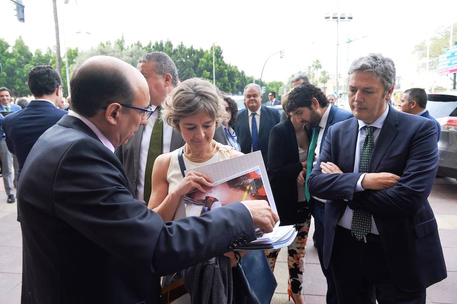 La ministra de Agricultura, que inauguró esta segunda jornada , abogó por «un pacto que asegure el equilibrio entre la defensa del medio ambiente y que mitigue los impactos negativos del cambio climático».