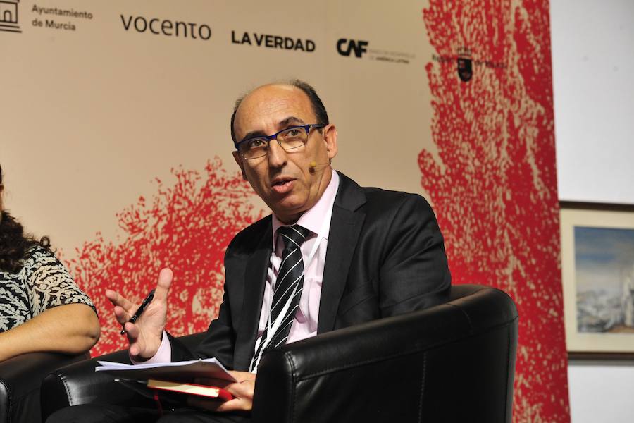 La ministra de Agricultura, que inauguró la segunda jornada del foro Futuro en Español, aboga por «un pacto que asegure el equilibrio entre la defensa del medio ambiente y su disponibilidad y que mitigue los impactos negativos del cambio climático»