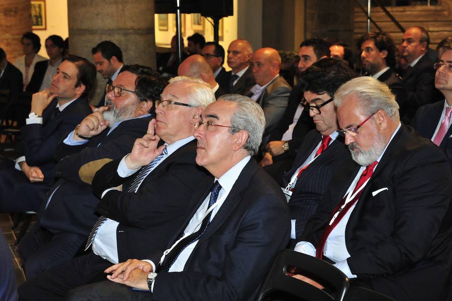 La ministra de Agricultura, que inauguró la segunda jornada del foro Futuro en Español, aboga por «un pacto que asegure el equilibrio entre la defensa del medio ambiente y su disponibilidad y que mitigue los impactos negativos del cambio climático»