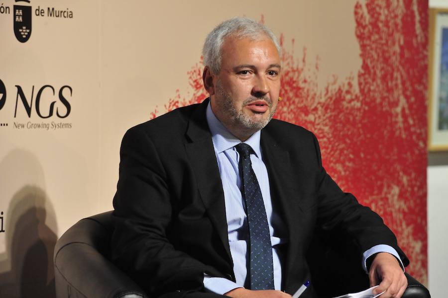 La ministra de Agricultura, que inauguró la segunda jornada del foro Futuro en Español, aboga por «un pacto que asegure el equilibrio entre la defensa del medio ambiente y su disponibilidad y que mitigue los impactos negativos del cambio climático»