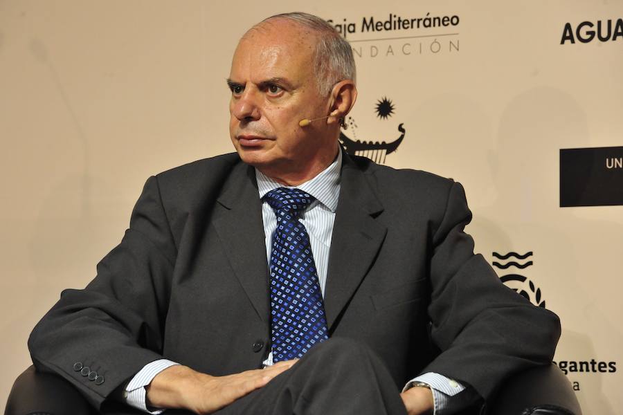 La ministra de Agricultura, que inauguró la segunda jornada del foro Futuro en Español, aboga por «un pacto que asegure el equilibrio entre la defensa del medio ambiente y su disponibilidad y que mitigue los impactos negativos del cambio climático»