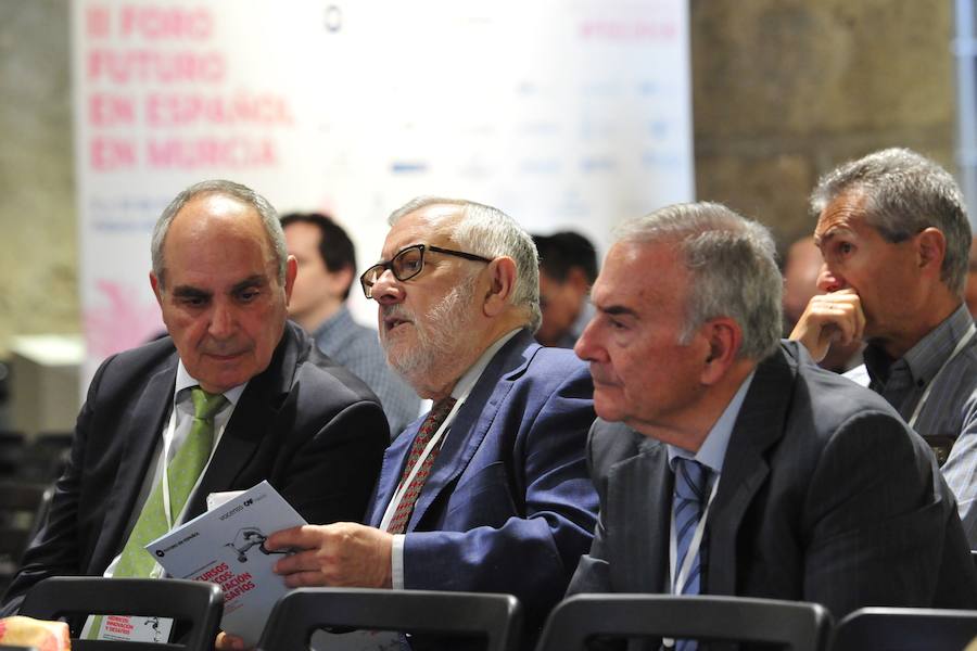 La ministra de Agricultura, que inauguró la segunda jornada del foro Futuro en Español, aboga por «un pacto que asegure el equilibrio entre la defensa del medio ambiente y su disponibilidad y que mitigue los impactos negativos del cambio climático»