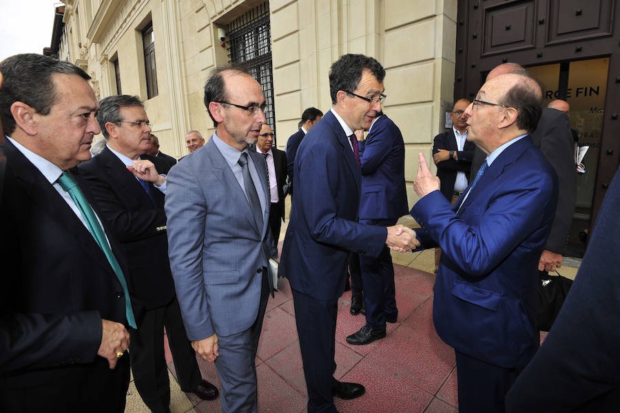 La ministra de Agricultura, que inauguró la segunda jornada del foro Futuro en Español, aboga por «un pacto que asegure el equilibrio entre la defensa del medio ambiente y su disponibilidad y que mitigue los impactos negativos del cambio climático»