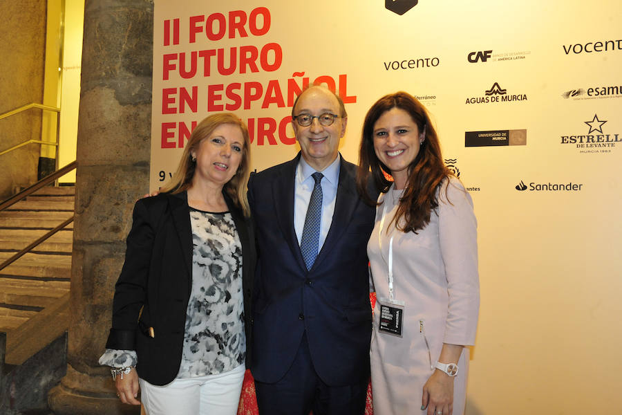 La ministra de Agricultura, que inauguró la segunda jornada del foro Futuro en Español, aboga por «un pacto que asegure el equilibrio entre la defensa del medio ambiente y su disponibilidad y que mitigue los impactos negativos del cambio climático»