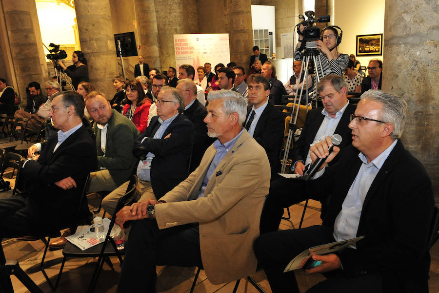 La ministra de Agricultura, que inauguró la segunda jornada del foro Futuro en Español, aboga por «un pacto que asegure el equilibrio entre la defensa del medio ambiente y su disponibilidad y que mitigue los impactos negativos del cambio climático»