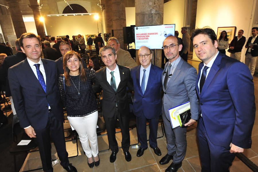 La ministra de Agricultura, que inauguró la segunda jornada del foro Futuro en Español, aboga por «un pacto que asegure el equilibrio entre la defensa del medio ambiente y su disponibilidad y que mitigue los impactos negativos del cambio climático»