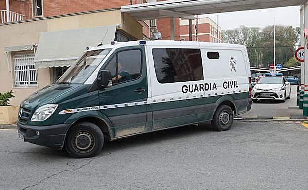 El furgón que trasladaba a los detenidos, este viernes.