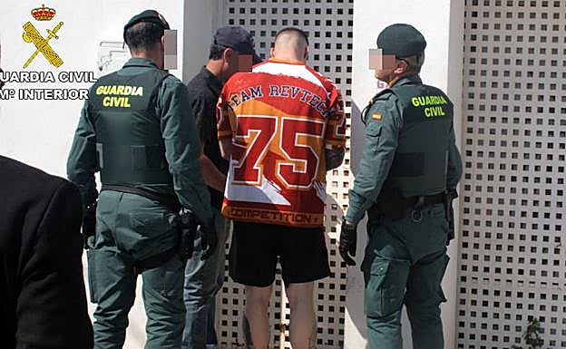 Los agentes de la Benemérita con uno de los detenidos.