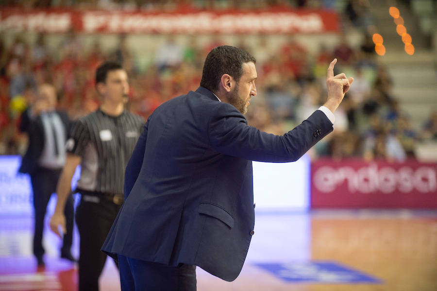 Los blancos se llevaron el partido con una canasta de Thompkins a ocho décimas del final. El equipo de Ibon Navarro llevó al Real Madrid a su anotación más baja de la temporada