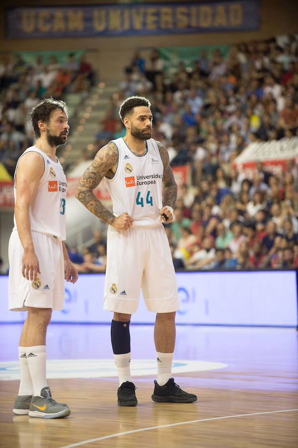 Los blancos se llevaron el partido con una canasta de Thompkins a ocho décimas del final. El equipo de Ibon Navarro llevó al Real Madrid a su anotación más baja de la temporada