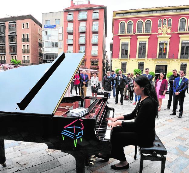 La presentación del evento 'Pianos en la calle', este viernes en la plaza Julián Romea.