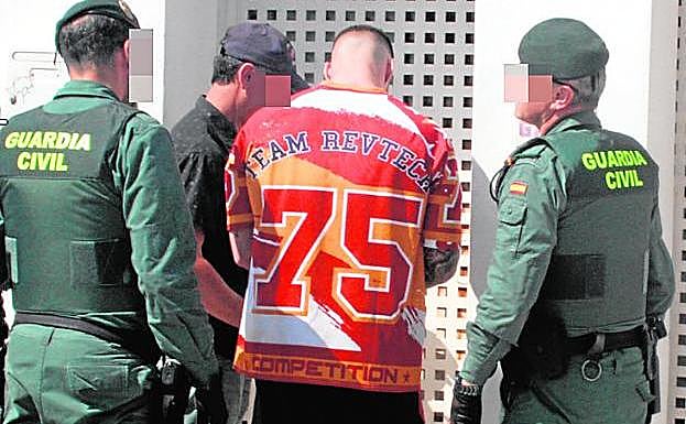 El supuesto autor intelectual del crimen, durante un registro.