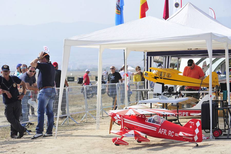 El Ejército del Aire no logra batirlo en su primer intento en la Base de Alcantarilla, en una jornada en una jornada festiva que arrancó con exhibiciones de aeromodelismo, aunque habrá más intentos