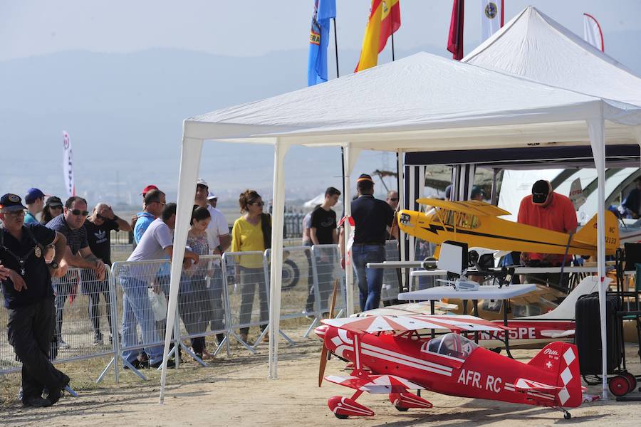 El Ejército del Aire no logra batirlo en su primer intento en la Base de Alcantarilla, en una jornada en una jornada festiva que arrancó con exhibiciones de aeromodelismo, aunque habrá más intentos