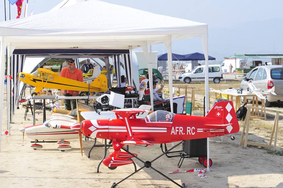 El Ejército del Aire no logra batirlo en su primer intento en la Base de Alcantarilla, en una jornada en una jornada festiva que arrancó con exhibiciones de aeromodelismo, aunque habrá más intentos