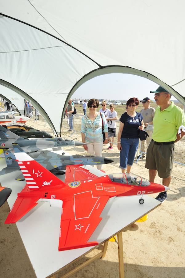 El Ejército del Aire no logra batirlo en su primer intento en la Base de Alcantarilla, en una jornada en una jornada festiva que arrancó con exhibiciones de aeromodelismo, aunque habrá más intentos