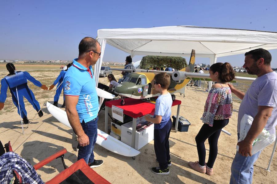 El Ejército del Aire no logra batirlo en su primer intento en la Base de Alcantarilla, en una jornada en una jornada festiva que arrancó con exhibiciones de aeromodelismo, aunque habrá más intentos